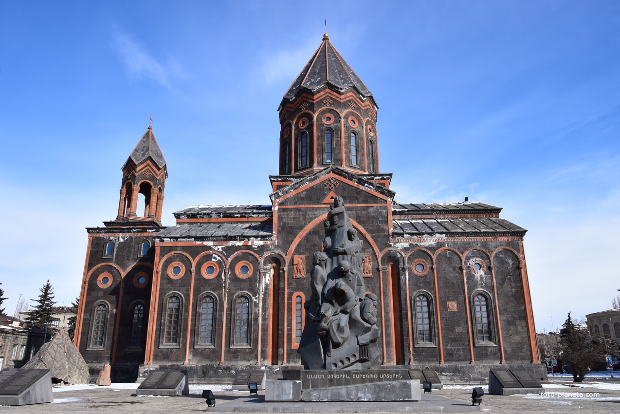 Церковь Аменапркич (Всеспасителя) находится в центральной части города Гюмри. Она была возведена в 1860-1873гг. Архитектором здания является Тадевос Андикян.