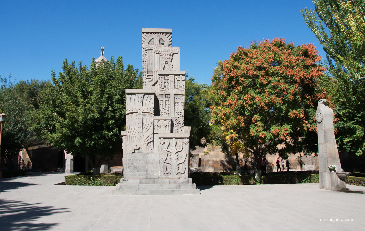 Эчмиадзин.  Хачкар, установленный в честь жертв 1915 года в Османской империи.