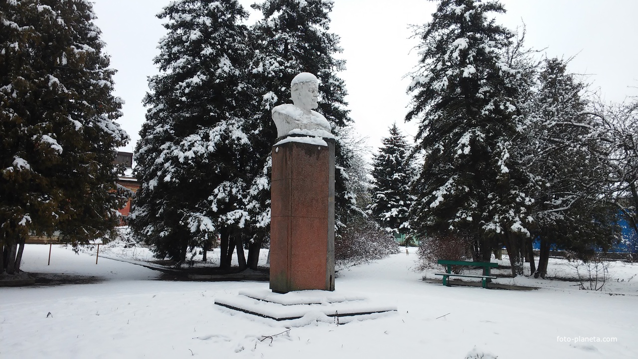 Памятник В.И.Ленину на территории завода Химмаш