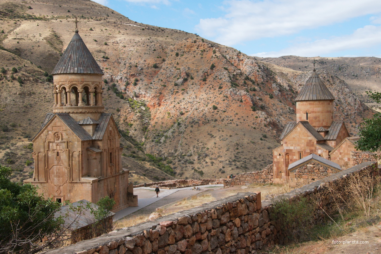 Монастырь Нораванк,построен в XIII—XIV веках в ущелье близ от города Ехегнадзор