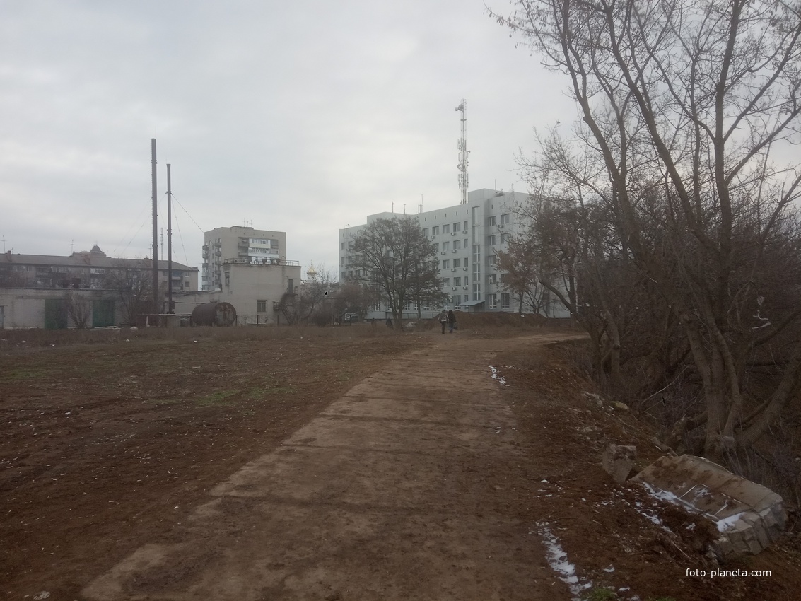 Здесь была дамба.Павлоград несколько раз подвергался наводнениям.После очередного,которое было в середине 80-х годов ХХ века,по обоим берегам была отсыпана защитная дамба,которую срыли в 2019 году.Эти плиты находились под слоем грунта.