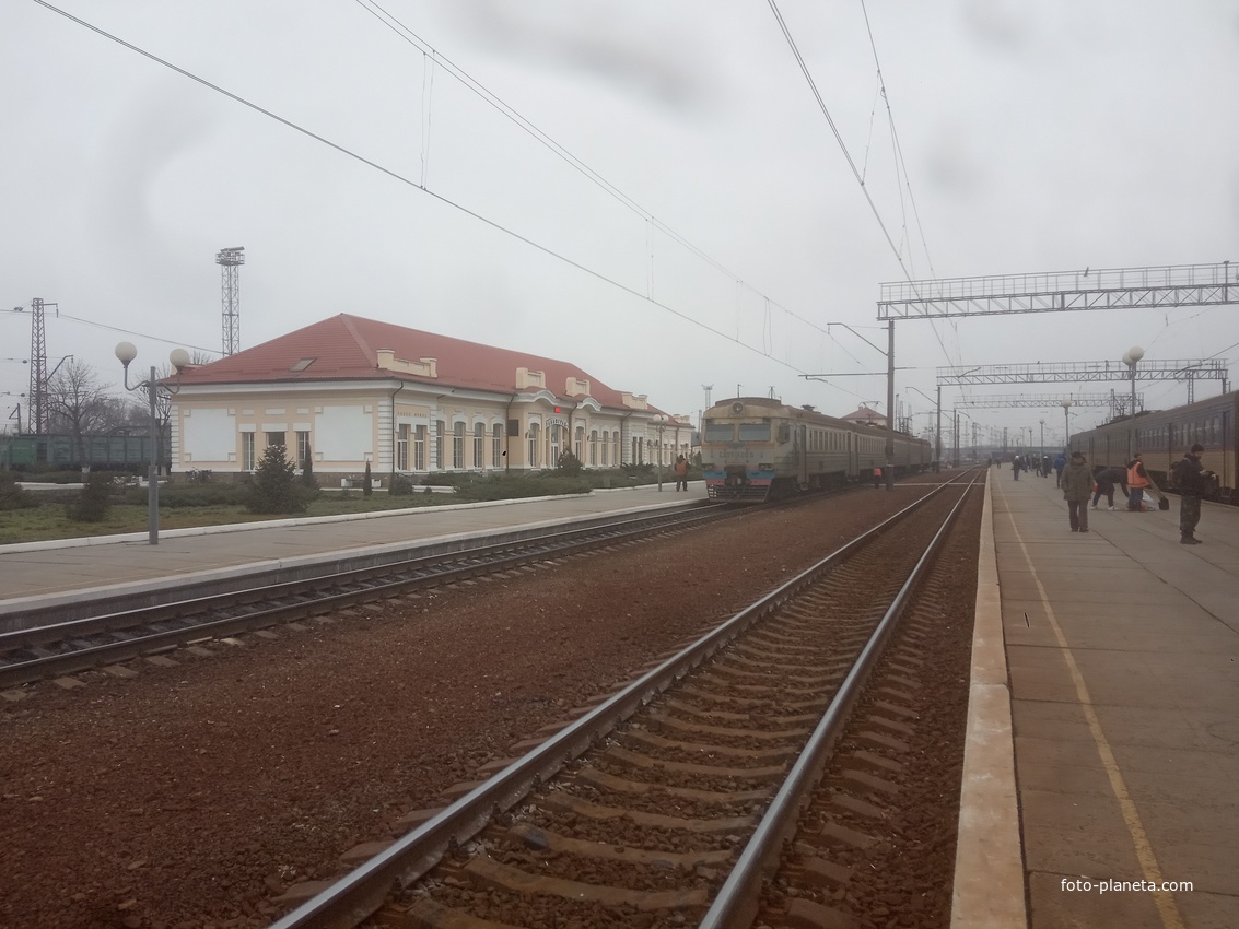 Западная сторона вокзала станции Павлоград-1.