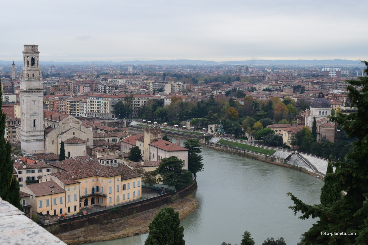 Панорама города Верона со смотровой площадки.