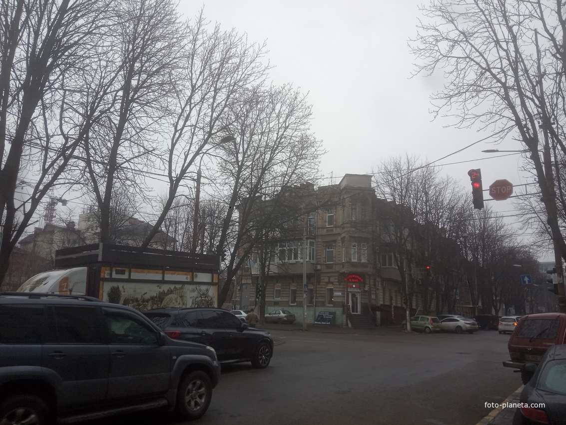 Перекресток улиц Короленко и Старокозацкой.