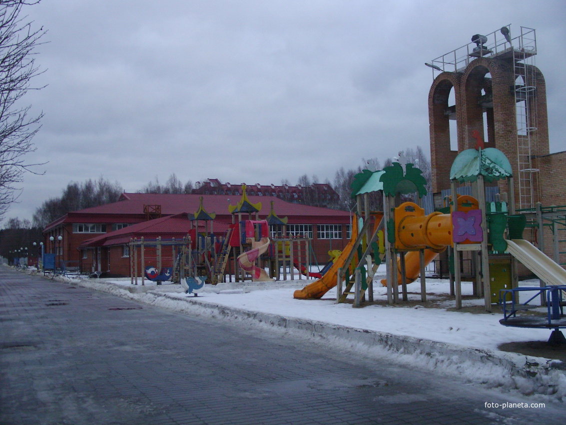 Детская площадка санатория &quot;Озеро Белое&quot; и здание спорткомплекса