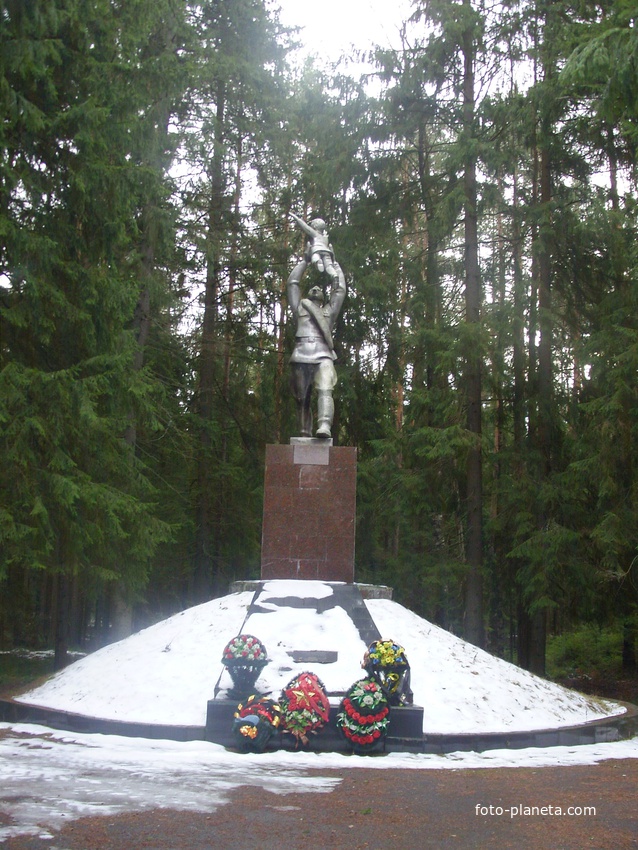 Памятник погибшим в годы 1941-1945 посёлка санатория &quot;Озеро Белое&quot;