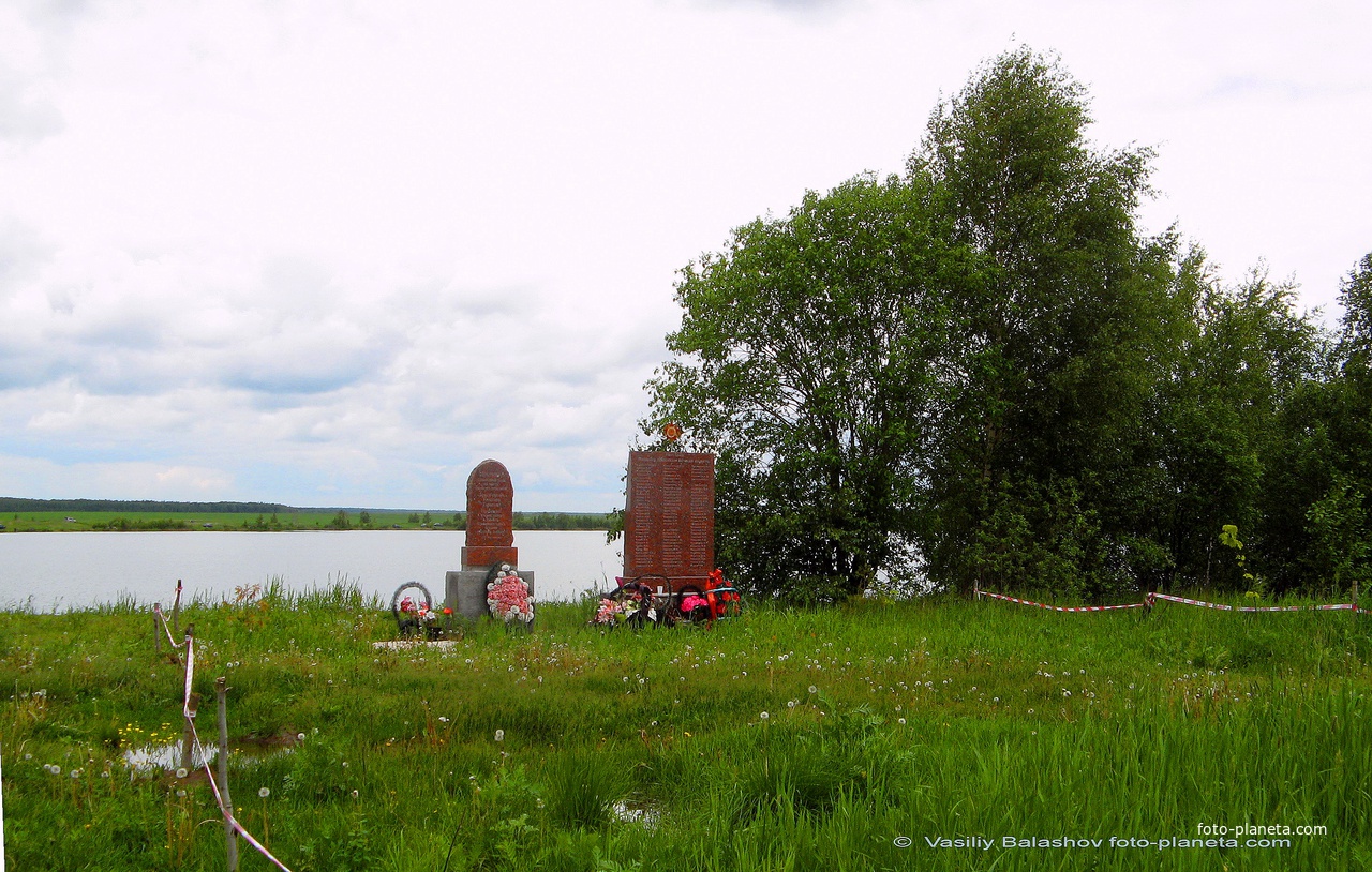 Памятный знак бывшим деревням и жителям у Брызгуновского водохранилища близ д. Жохово