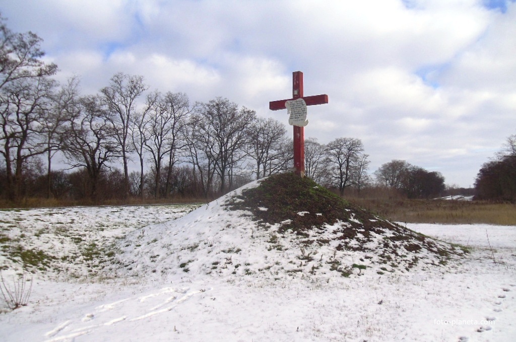 Казацкий Крест, установленный в честь казаков, которые основали село.