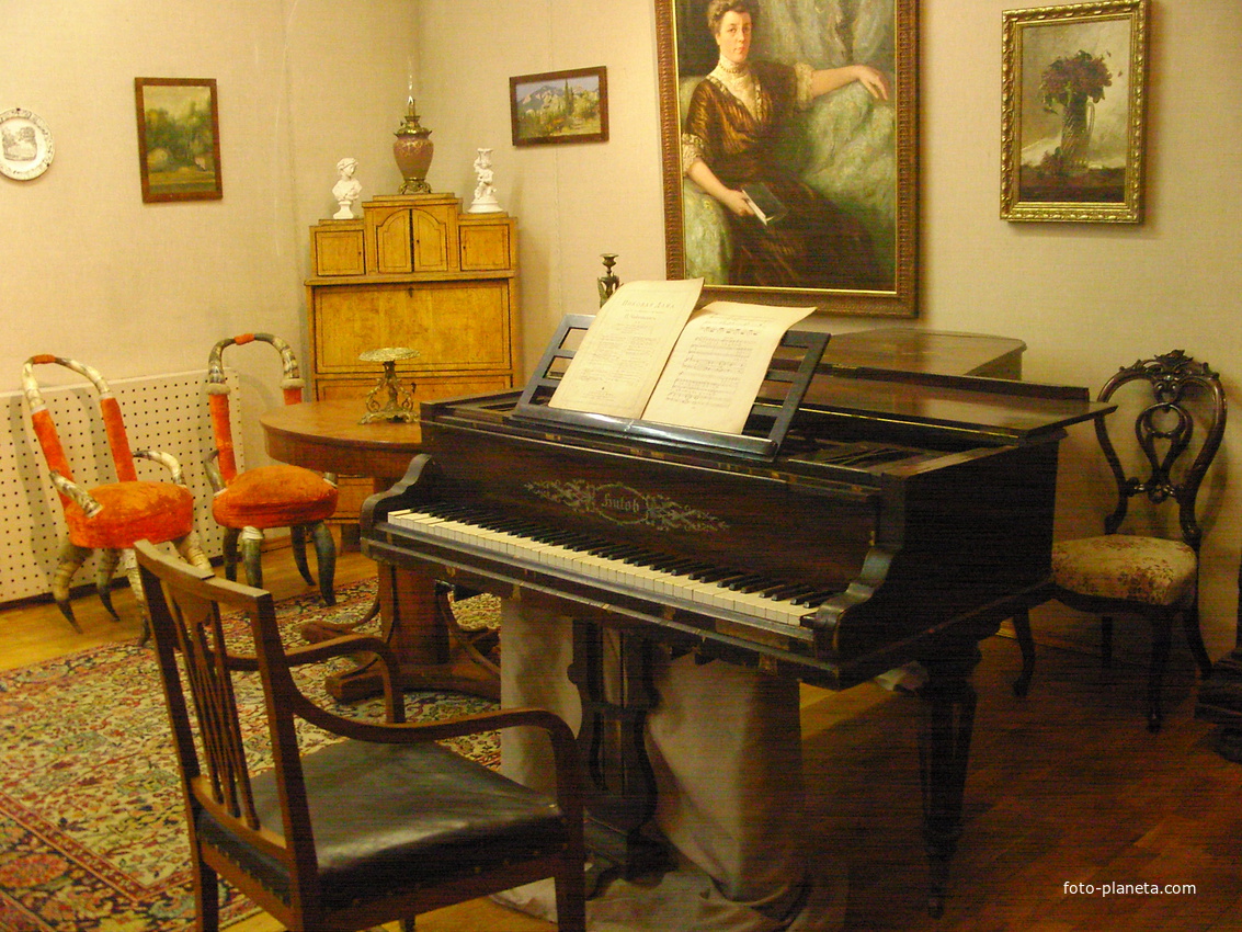 Раменский историко-художественный музей. Экспозиция &quot;Забытые усадьбы Бронницкого уезда&quot;. Клавикорд