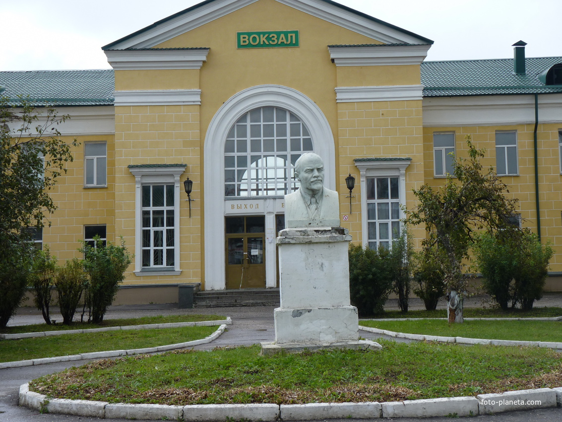 Вокзал и памятник  В.И.Ленину  в Сасово.