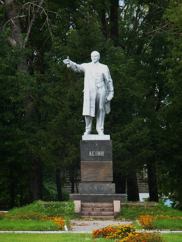 Памятник В.И.Ленину на  центральной площади.