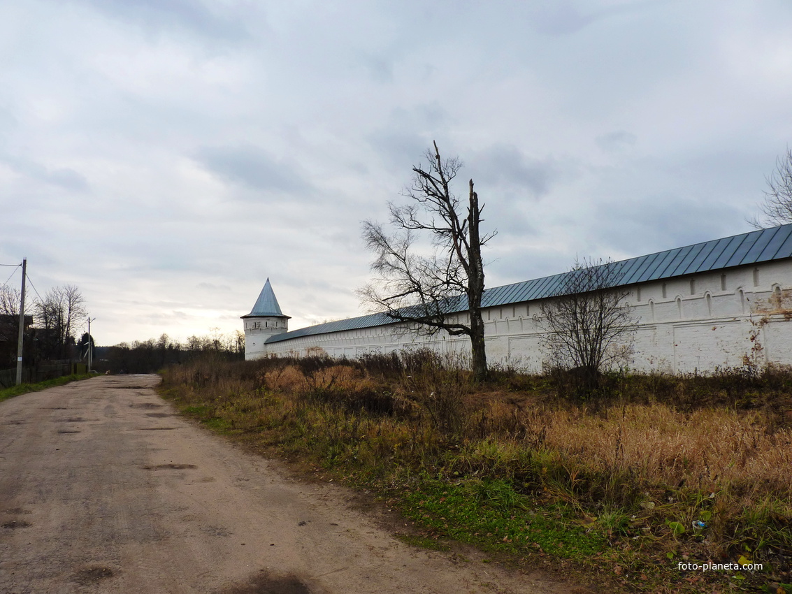 Дорога  в Николо-Улейминский женский монастырь старообрядческой церкви.