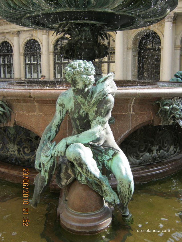 Фонтан Гигеи (Hygieia-Brunnen) во дворе городской ратуши, Гамбург, Германия