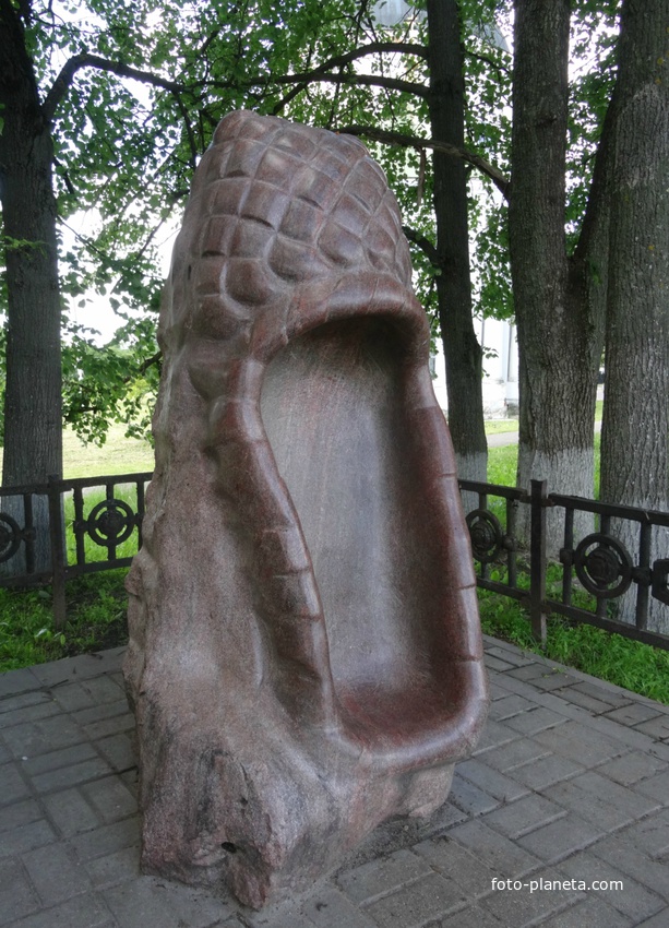 Памятник русскому лаптю