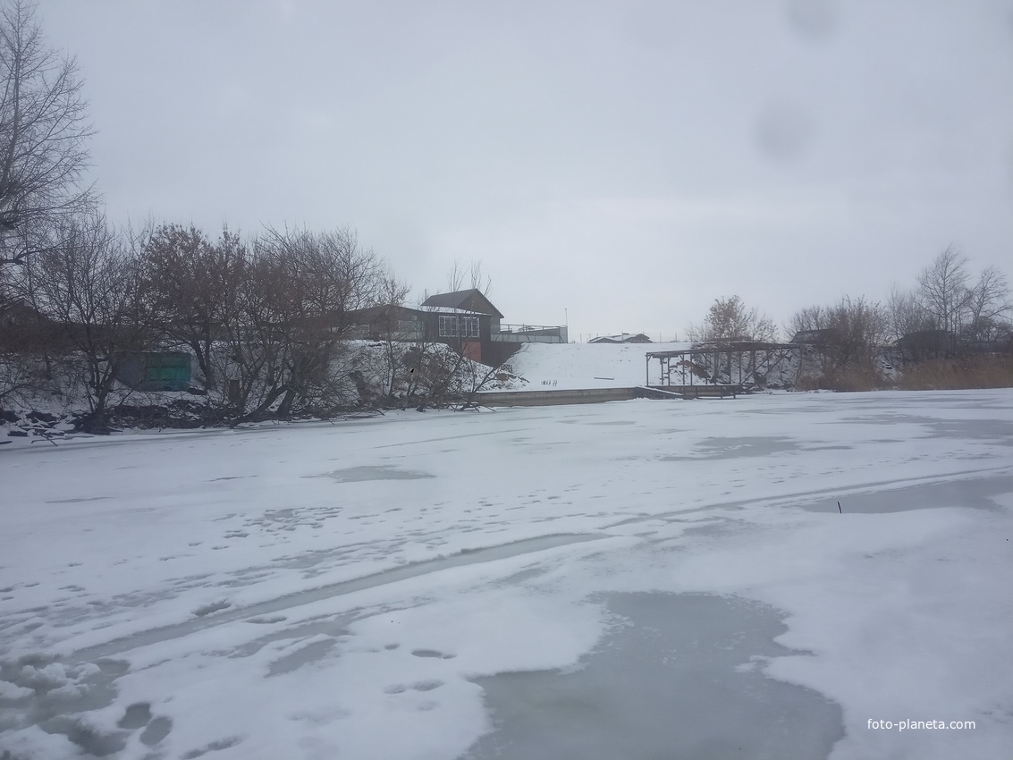 Вид со льда Старооскольского моря на Барановский берег.