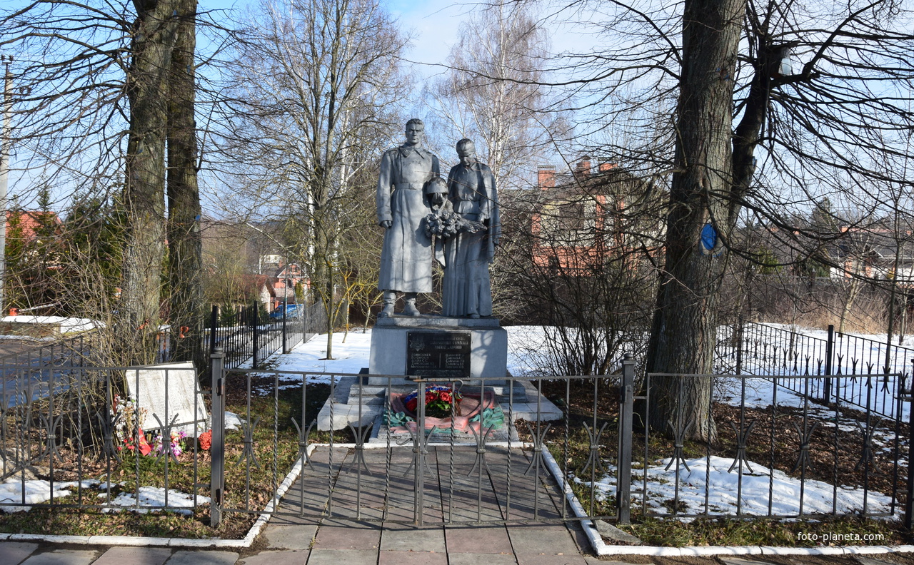 Братская могила погибших воинов в ноябре-декабре 1941 года на улицах деревни Аносино городского округа Истра Московской области.