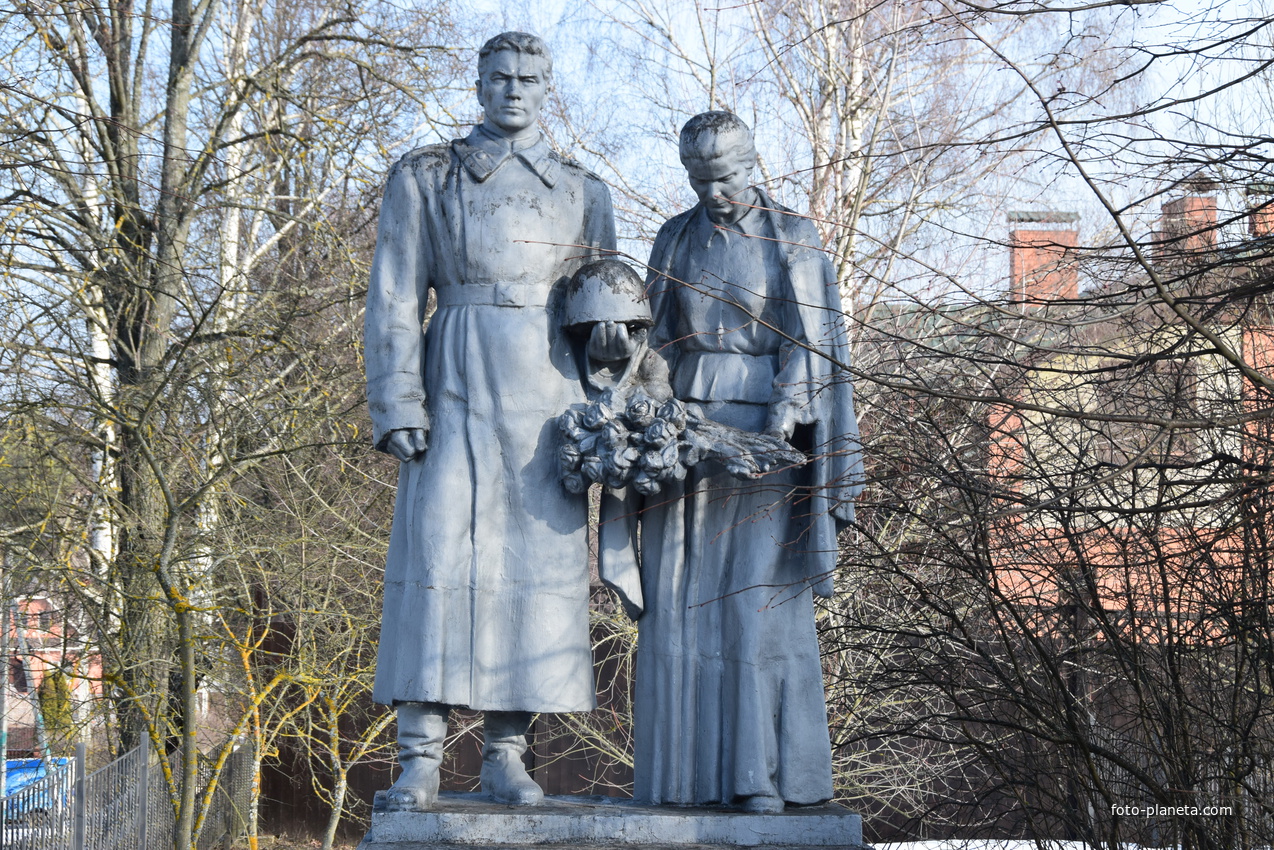 Памятник на братской могиле погибших воинов в ноябре-декабре 1941 года на улицах деревни Аносино городского округа Истра Московской области.