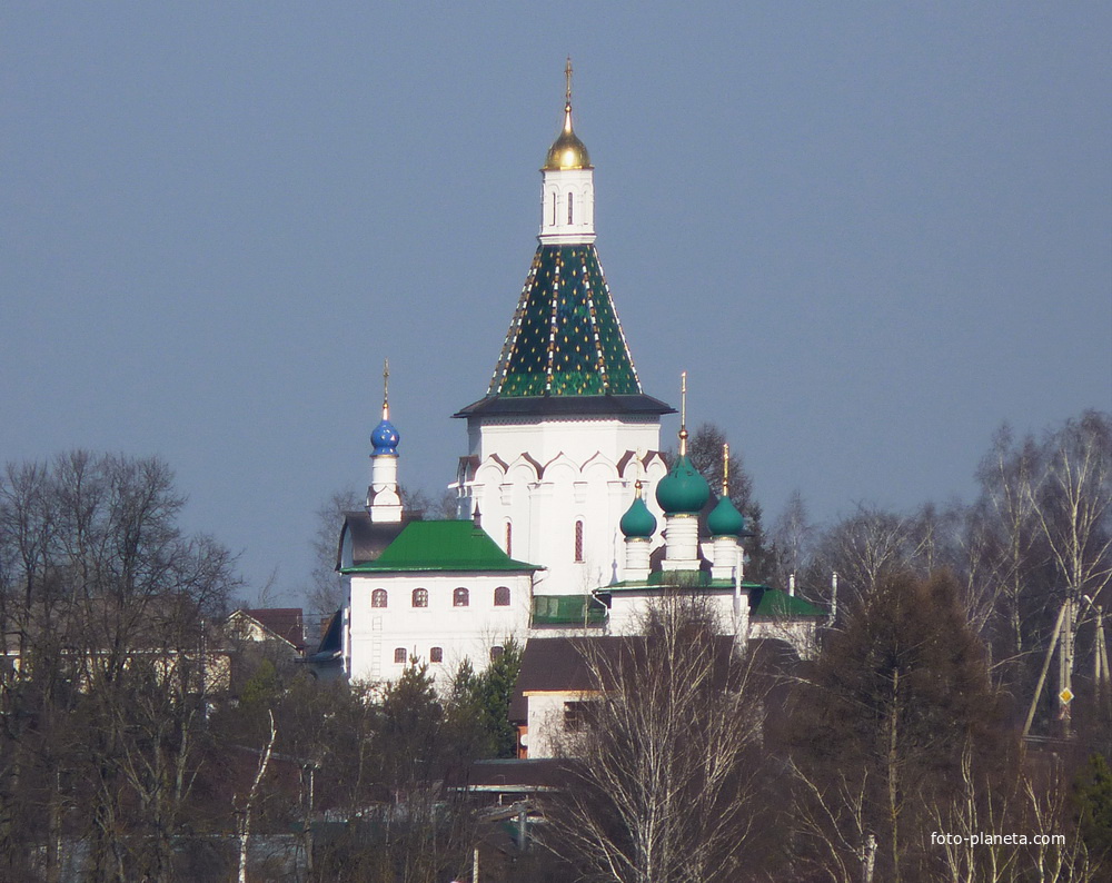 Никольская церковь в Никулино Истринского городского округа Московской области. Вид с юга, со смотровой площадки Воскресенского Новоиерусалимского монастыря