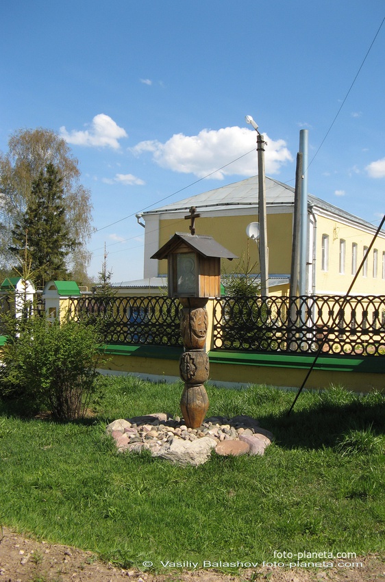 Часовенный столбик на территории  церкви Казанской иконы Божией Матери