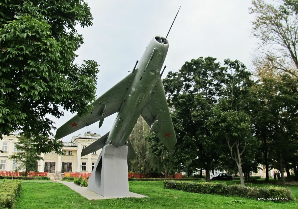 Самолет-памятник МиГ -25ПУ