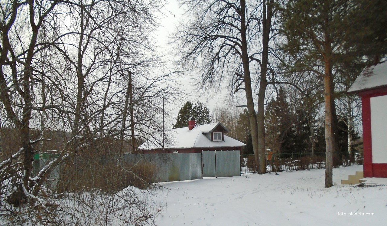 Аксёнково. Дом напротив храма.