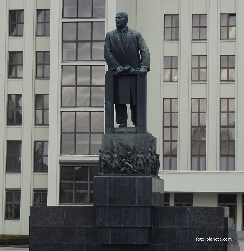 Площадь Независимости. Памятник В.И. Ленину.