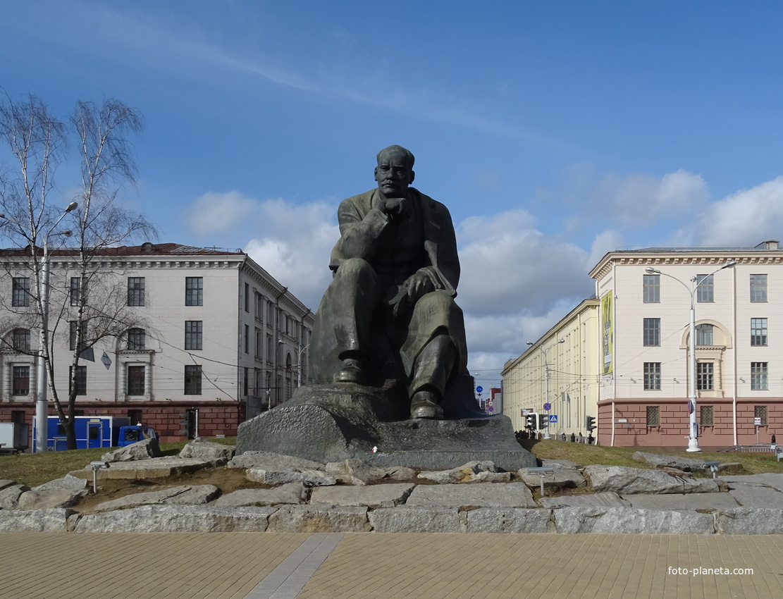 Площадь Якуба Коласа. Памятник Якубу Коласу.