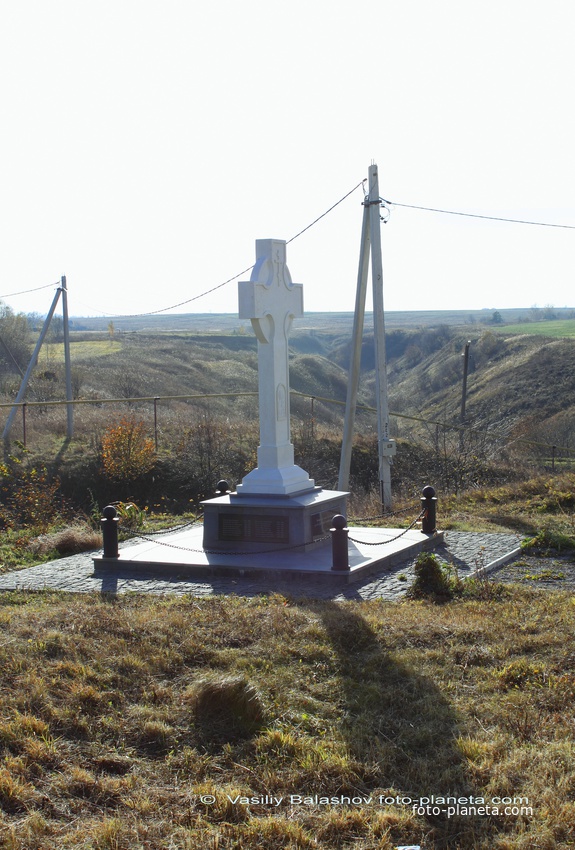 Памятник односельчанам, погибшим в Отечественной войне около церкви &quot;Живоносный источник&quot; в Якиманском