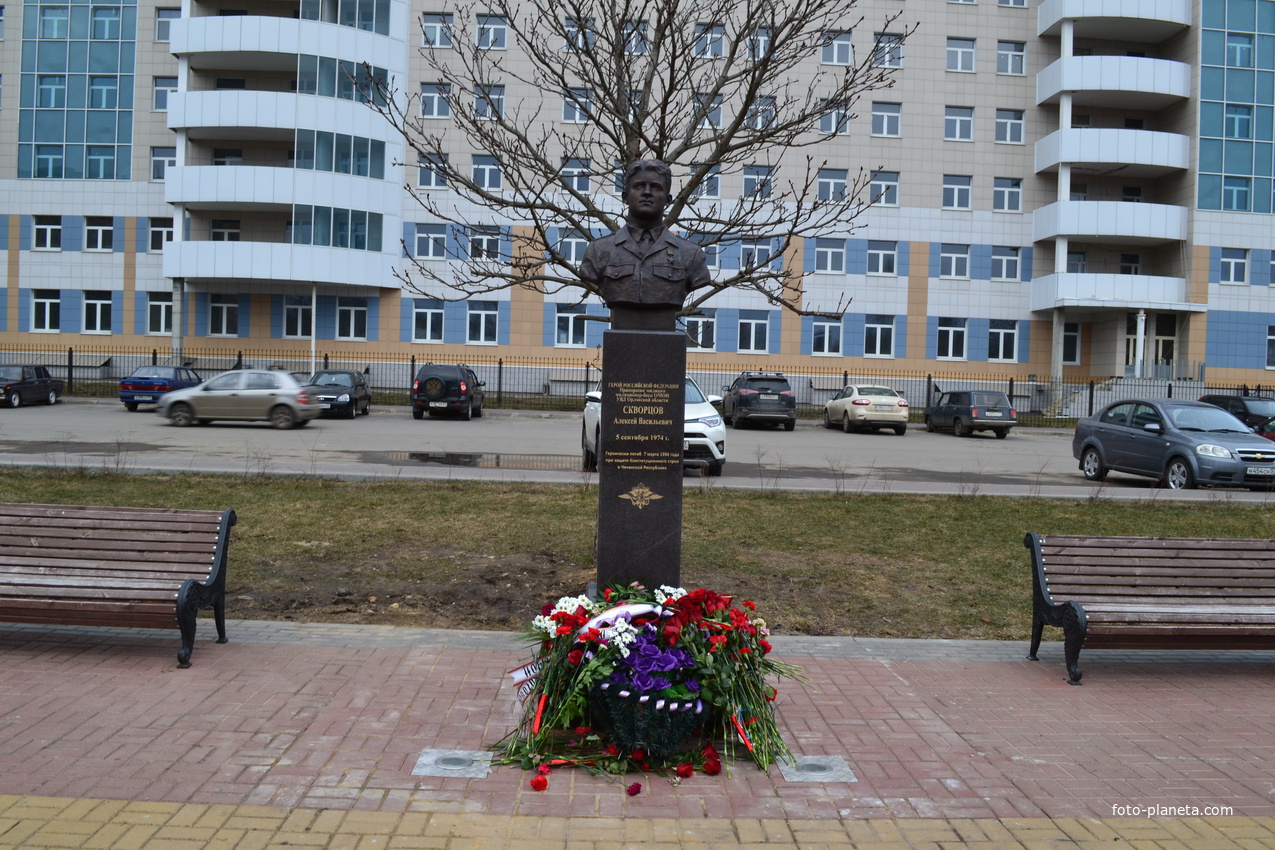 Памятник Герою РФ, прапорщику милиции Скворцову Алексею Васильевичу (1974-1996гг). Памятник установлен на Бульваре Победы 2 марта 2020 года