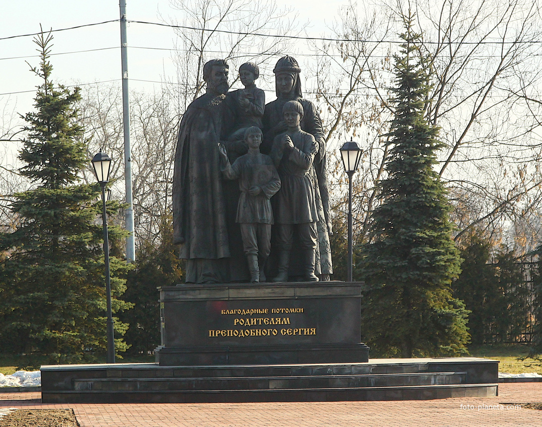 Проспект Красной Армии. Памятник родителям Преподобного Сергия Радонежского.