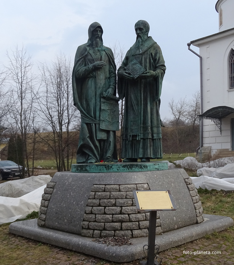 Историческая площадь. Памятник Святым Кириллу и Мефодию.