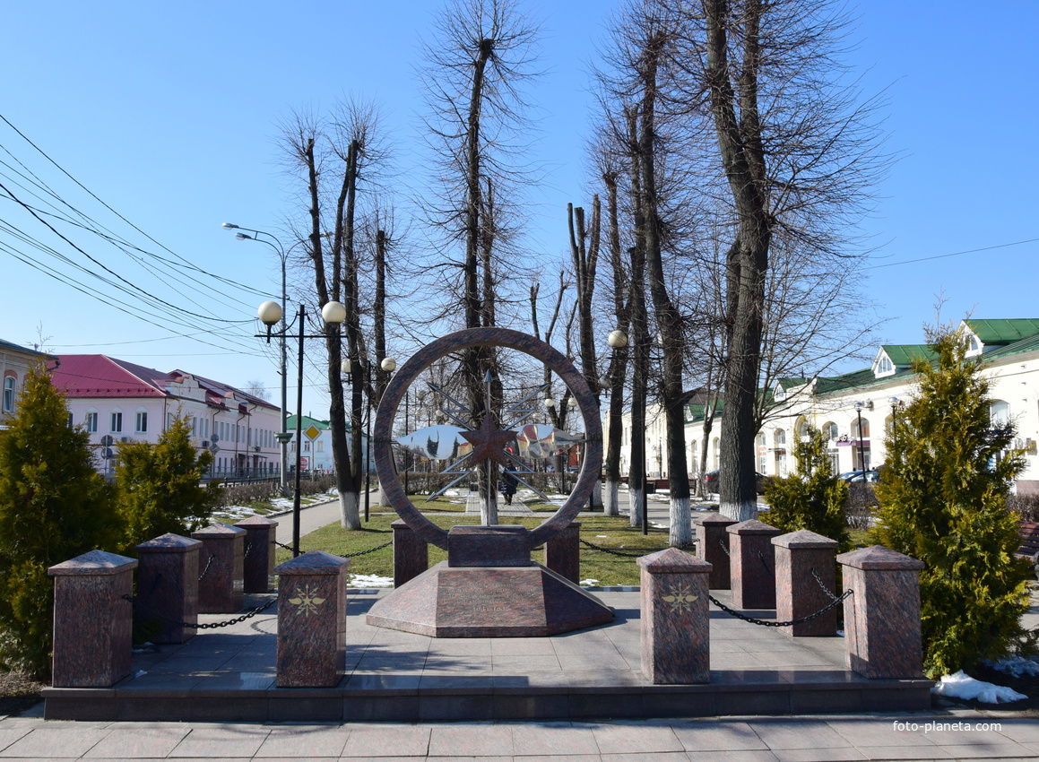 Первый в России памятник военным связистам, павшим на полях сражений в годы Великой Отечественной войны.