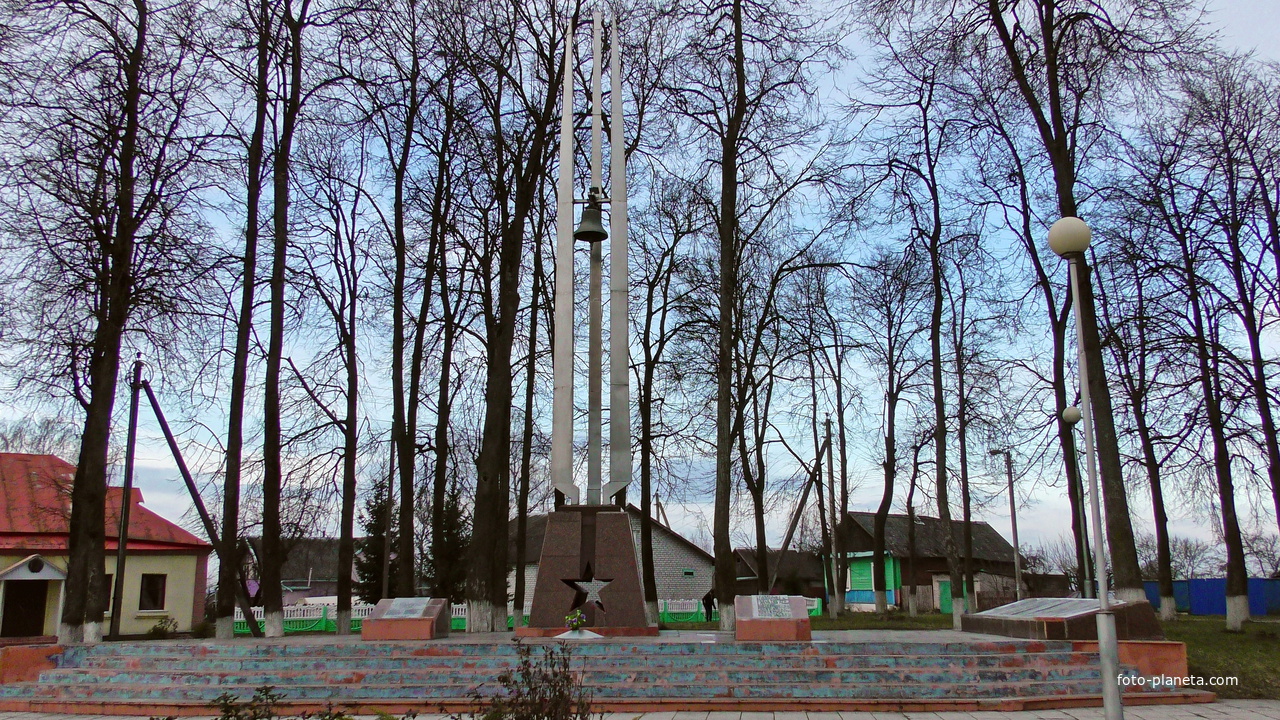 Дукора. Памятник 16 партизанам, павшим за Советскую власть  в 1920г