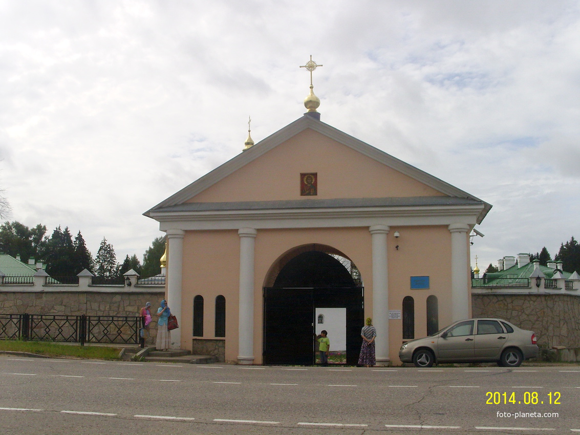 У входа в Спасо-Елеазаровском монастырь. Святые ворота