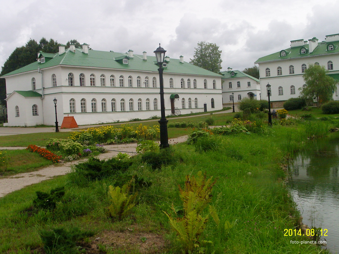 В Спасо-Елеазаровском монастыре. Старый сестринский корпус / паломническая гостиница.