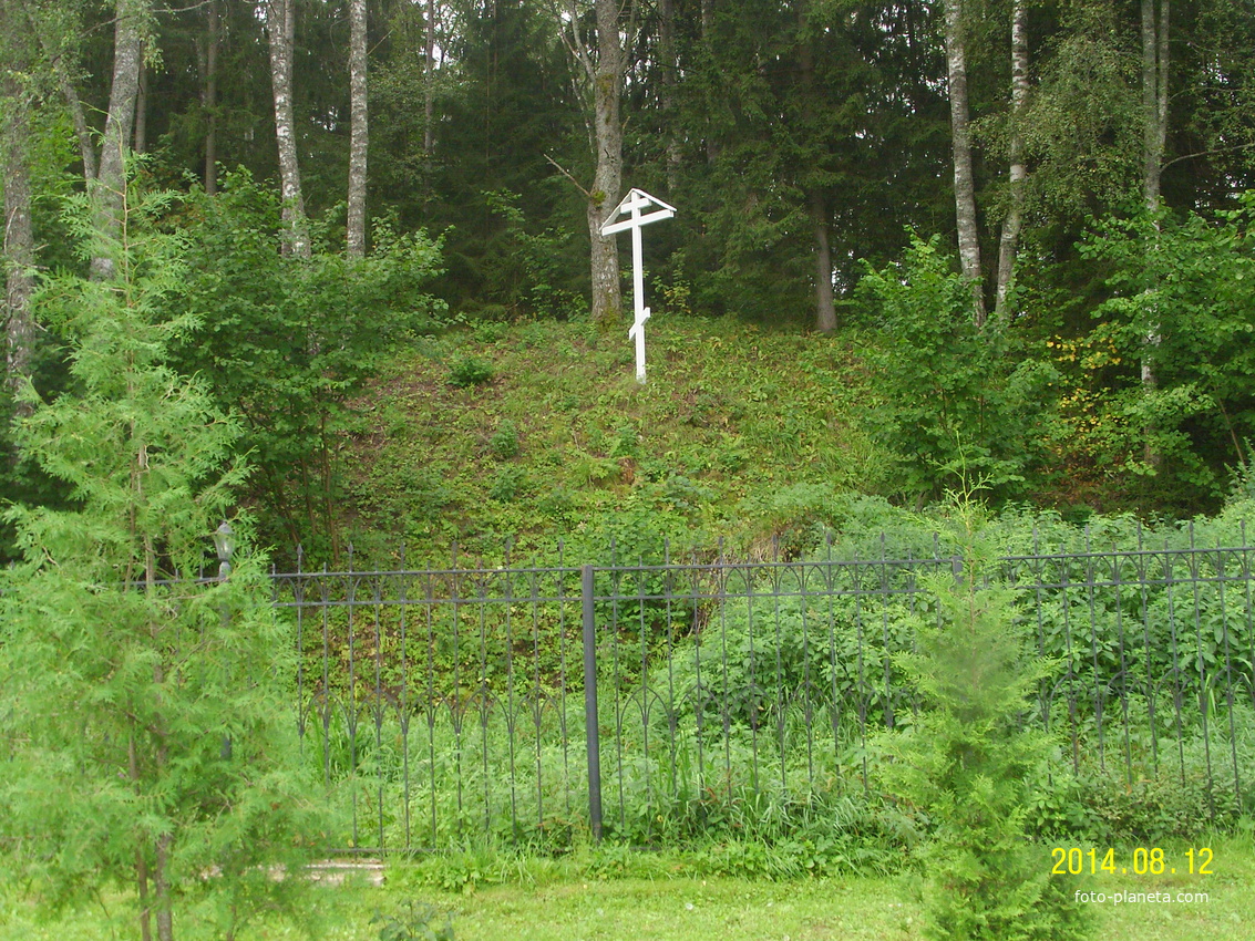 В Спасо-Елеазаровском монастыре. Памятный крест за оградой