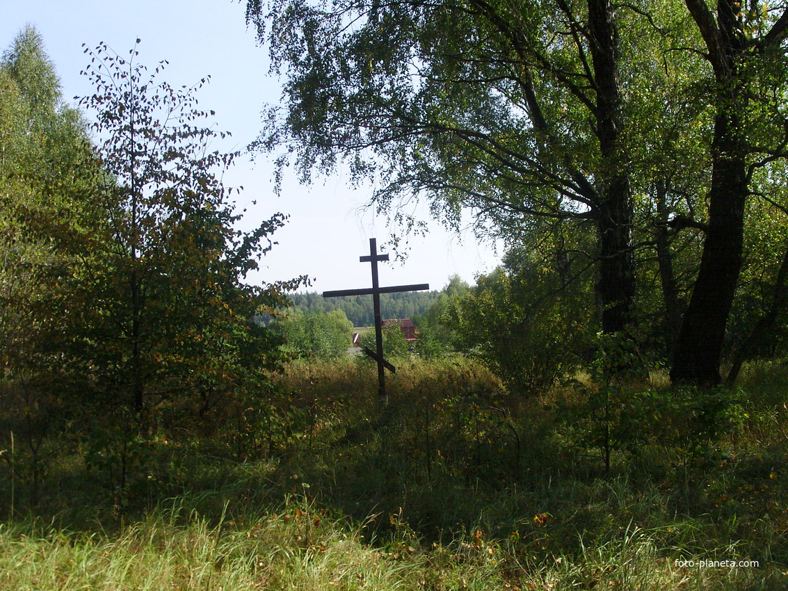Поклонный крест на месте старой церкви села Жабки