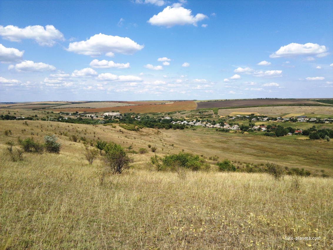 Бранкованово. Центр села (вид с юго-западных холмов).