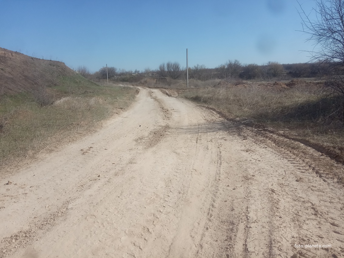 В этом районе был переезд узкоколейной железной дороги Синельниковского кирпичного завода.