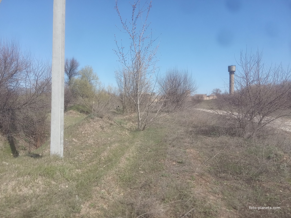 Здесь была трасса узкоколейной железной дороги Синельниковского кирпичного завода.
