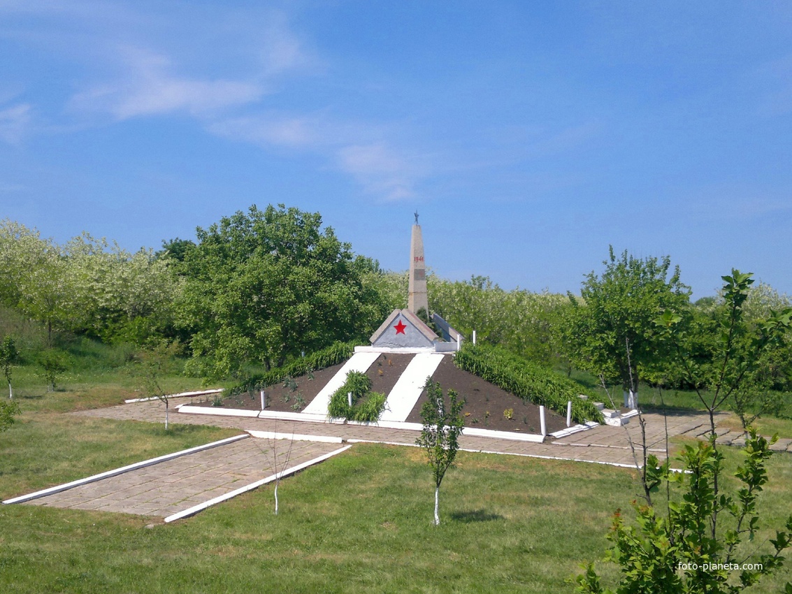 Малигоново. Памятник воинам односельчанам, погибшим в годы Великой Отечественной войны.