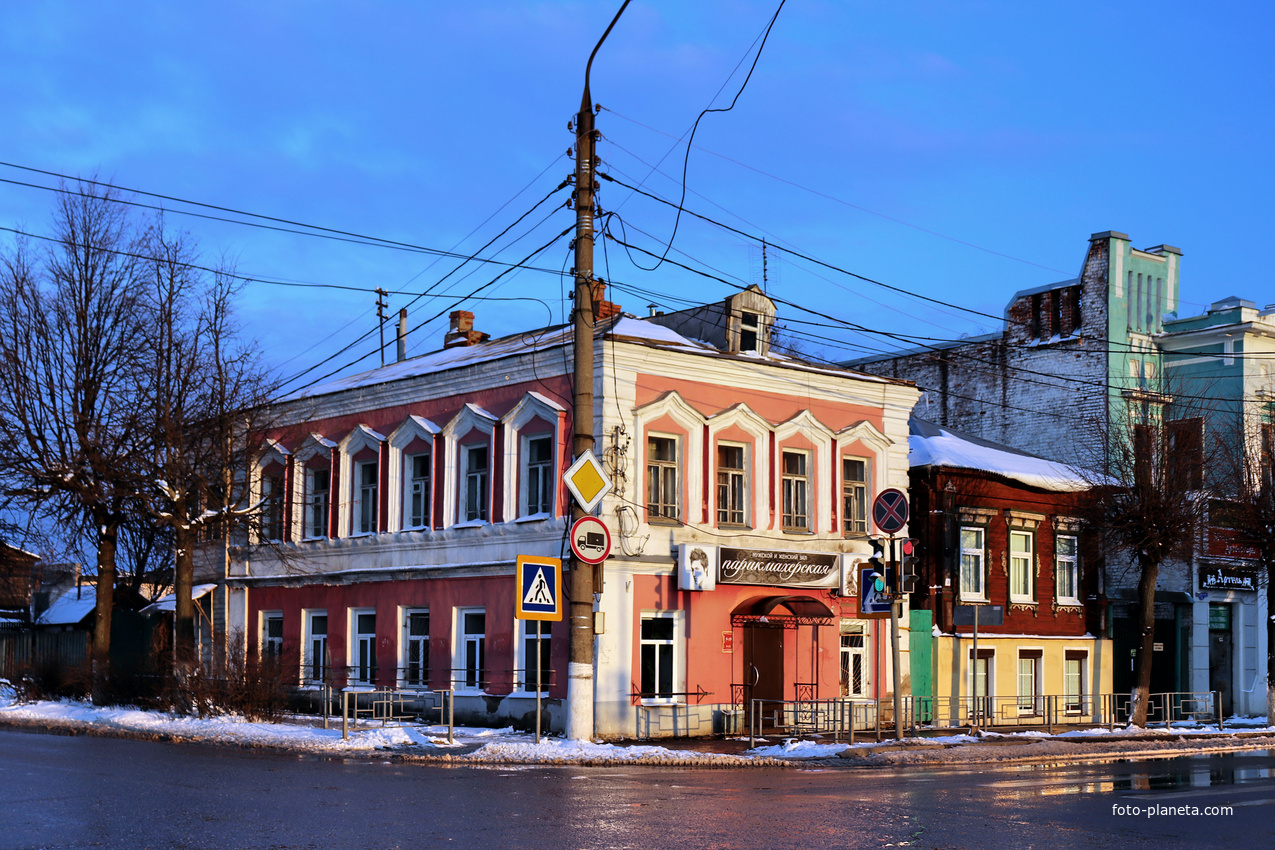Старый жилой дом на перекрёстке улиц Свердлова и Ленина.
