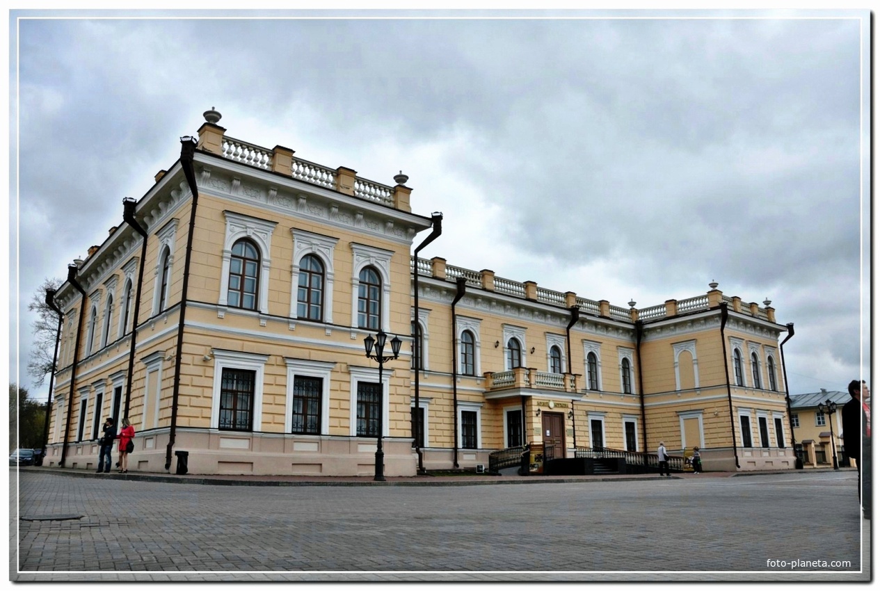 Музей кружева (здание бывшего Госбанка).