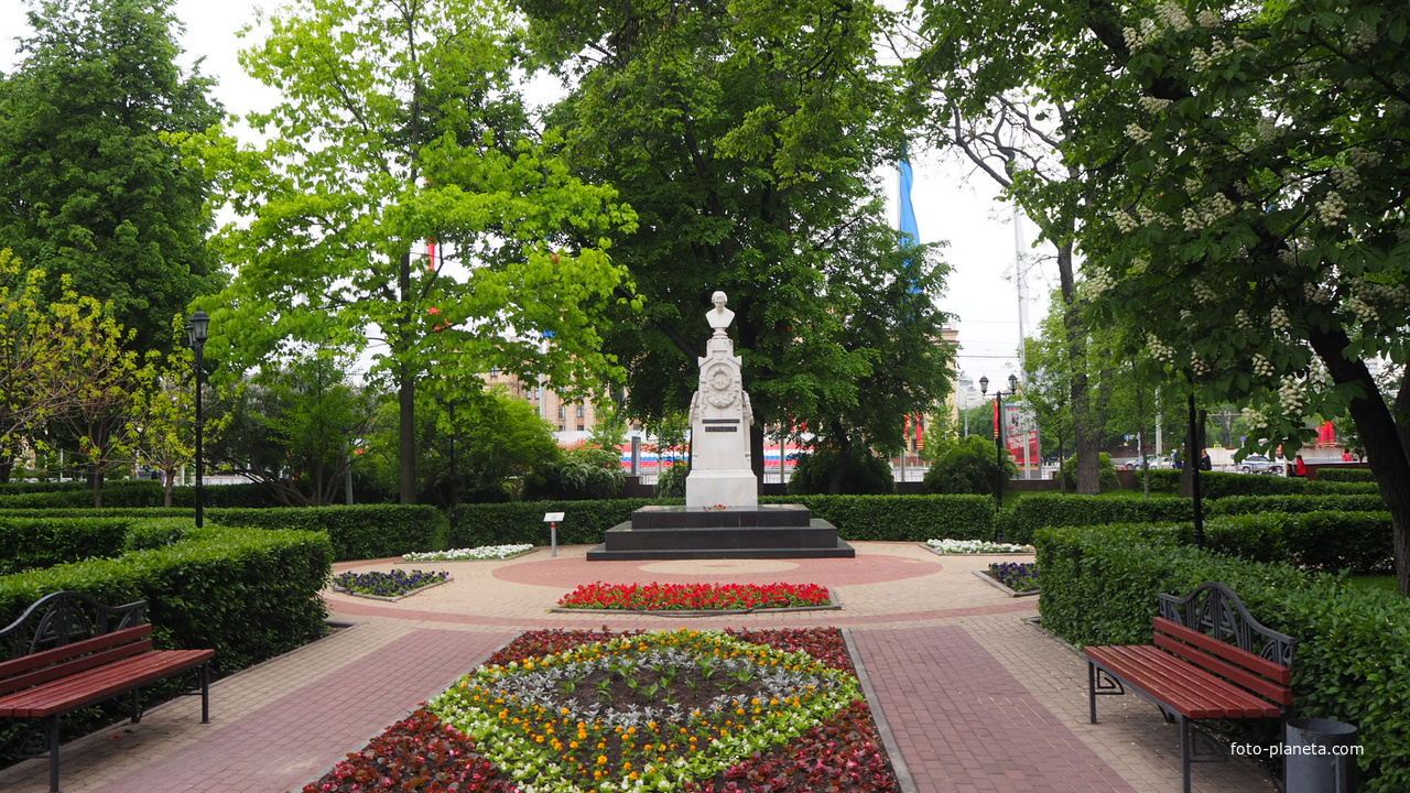 В Кольцовском сквере у памятника Кольцову