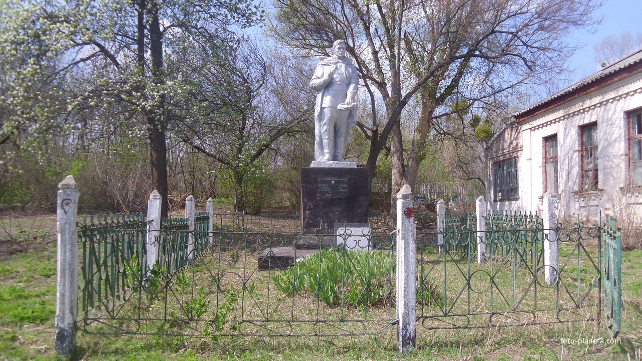 Памятник лейтенанту Зозулевич Д.Я и восьми неизвестным бойцам погибших в окопах возле хутора Греково,похоронены в Лубенцах.