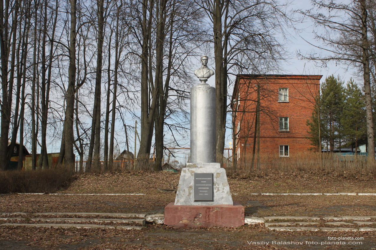 Памятник революционеру Михаилу Лакину в сквере  на пр. Ленина (М7)