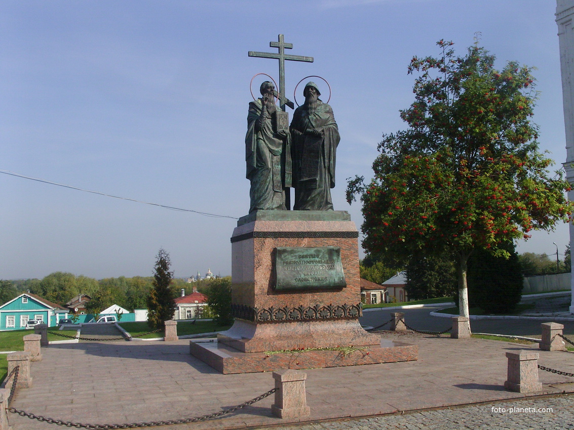 Памятник Кириллу и Мефодию на Соборной площади