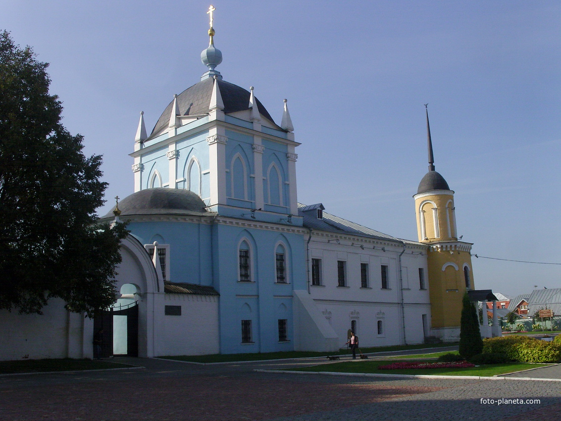 Покровский храм Свято-Троицкого Ново-Голутвина женского монастыря