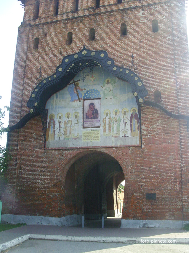Пятницкие ворота (Пятницкая башня) с иконой, на которой изображены Новозаветная Троица, список с Донской иконы Богоматери и небесные покровители Коломны