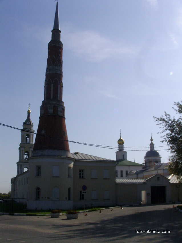 Старо Голутвин мужской монастырь. Северо-западная башня Казакова, за ней - надвратная колокольня и купола храмов